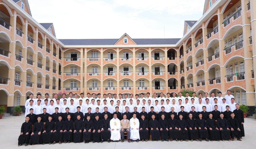 Việt Nam: Seminarians and Philosophy Student Retreat