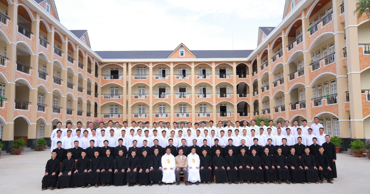 Việt Nam: Seminarians and Philosophy Student Retreat
