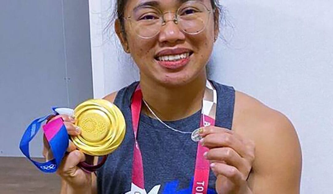 Hidilyn Díaz Breaks Weightlifting World Record and Shows Two Medals: Gold and Miraculous Medals