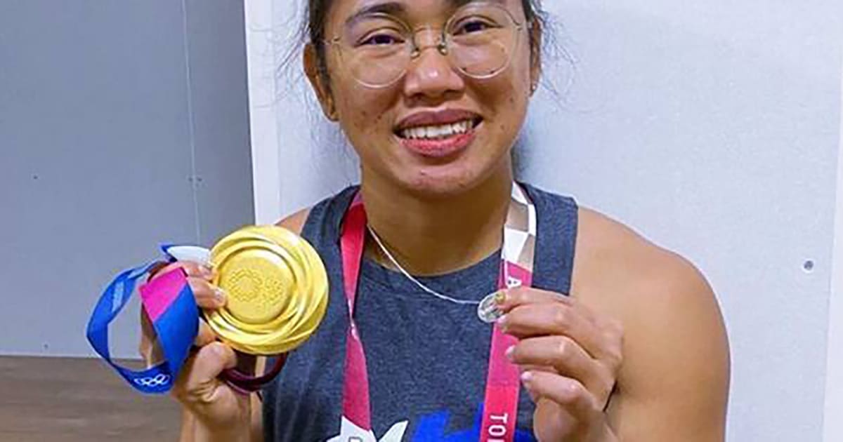 Hidilyn Díaz Breaks Weightlifting World Record and Shows Two Medals: Gold and Miraculous Medals