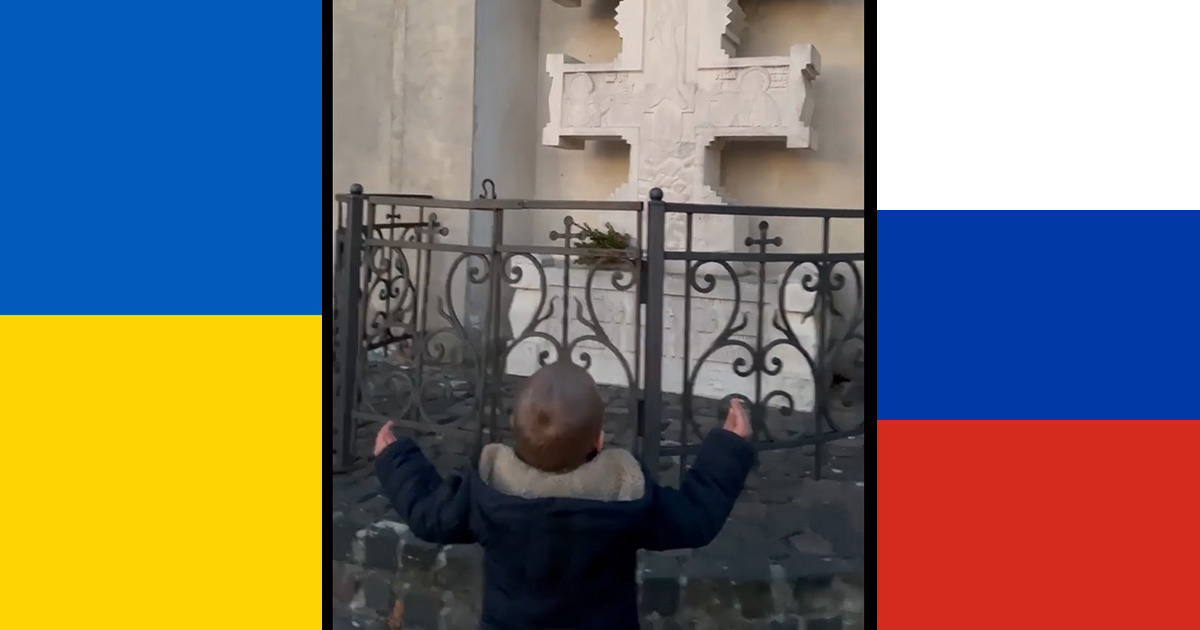 Imágenes para la esperanza: un niño ucraniano reza pidiendo la paz