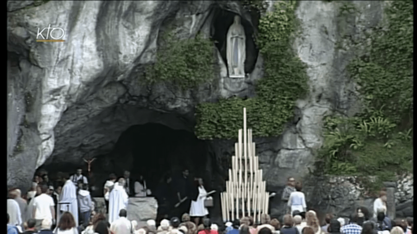 JMV France anime le chapelet à la grotte de Lourdes