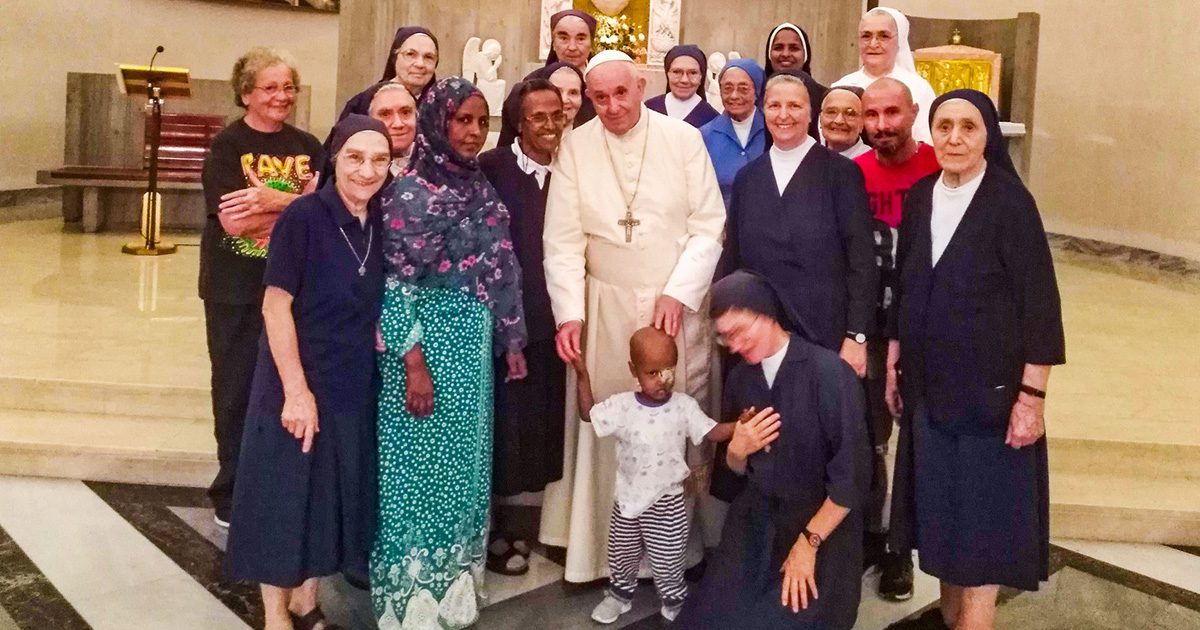 Le pape François visite par surprise les Filles de la Charité de la Casa Regina Mundi, à Rome