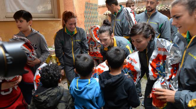 Atleti delle Fiamme Gialle hanno incontrato i bambini del dispensario Santa Marta gestito dalle Figlie della Carità