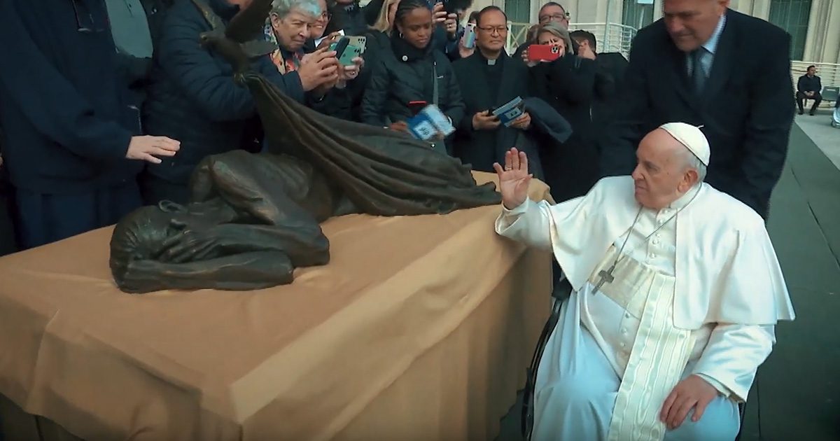 Papa Francesco ha benedetto “Rifugio”, una scultura che promuove la “Campagna 13 case” della Famiglia Vincenziana
