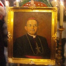 Reportaż z Mszy św.  pogrzebowej bp A. Małysiaka w kościele Sióstr Norbertanek