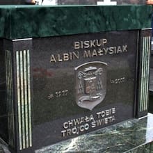 Reportaż filmowy z pogrzebu ks. bp Albina Małysiaka CM na cmentarzu salwatorskim