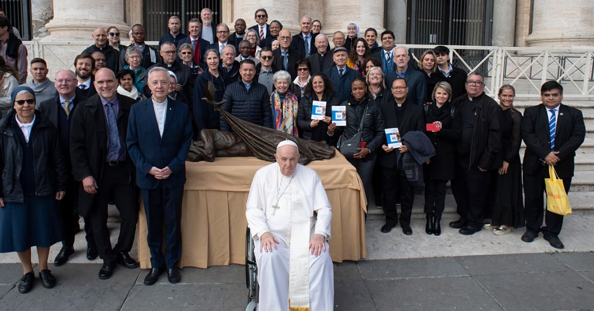 Papież pobłogosławił rzeźbę „Schronienie”, dar dla Rodziny Wincentyńskiej