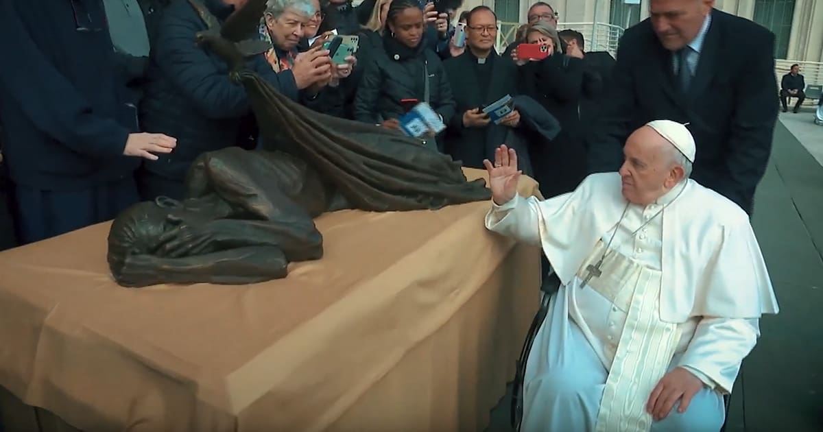 Papież Franciszek pobłogosławił „Schronienie”, rzeźbę promującą „Kampanię 13 Domów” Rodziny Wincentyńskiej