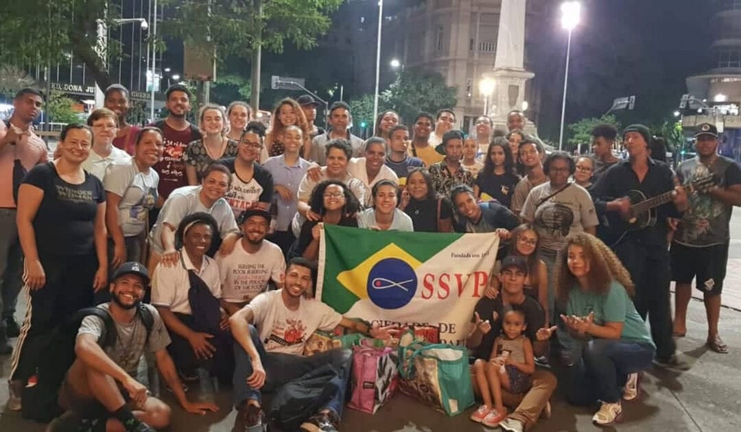 Jovens vicentinos distribuem alimento e atenção nas ruas de Belo Horizonte (Brasil)